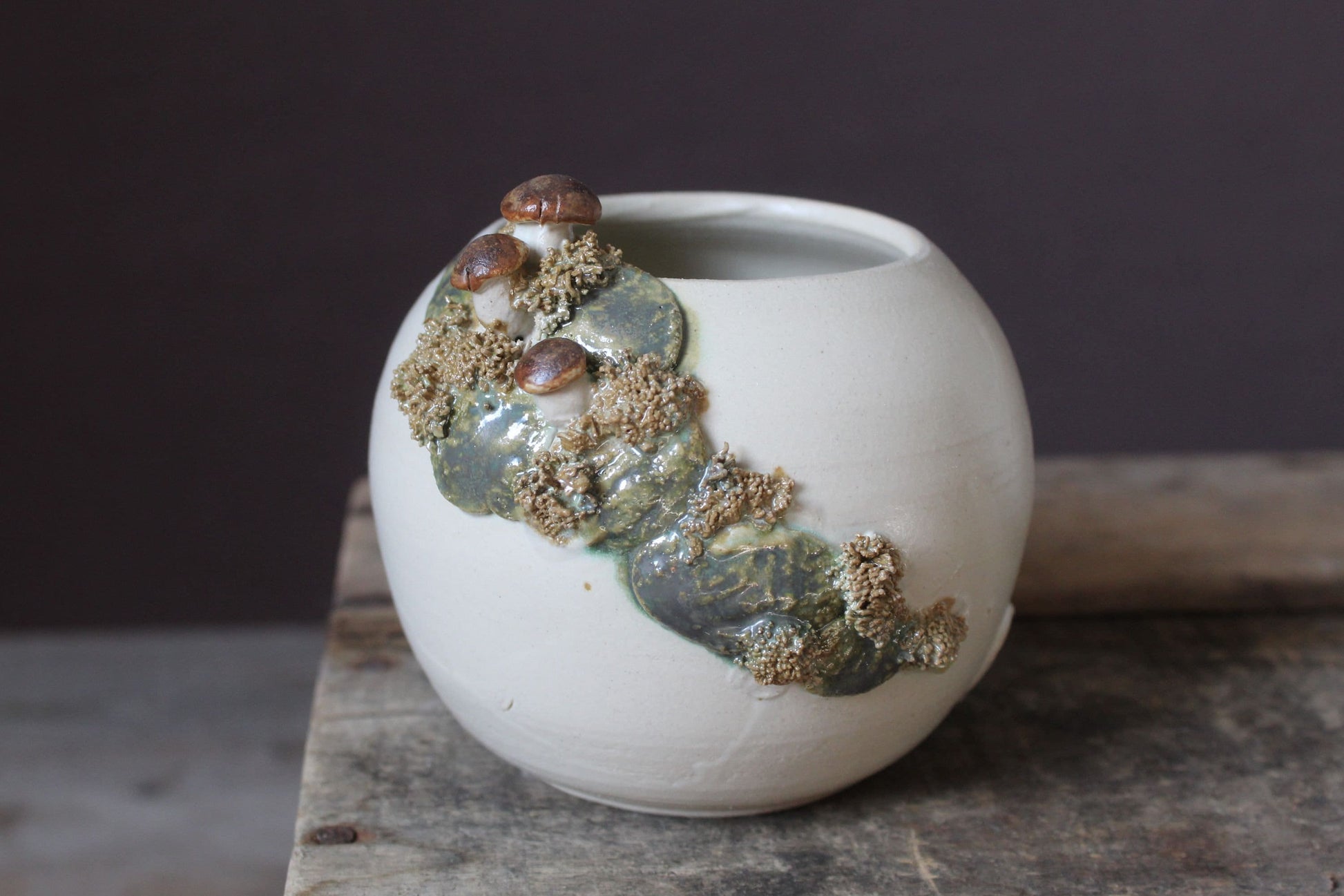 vaso in gres bianco con decorazione di boletus e muschio