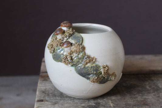 vaso in gres bianco con decorazione di boletus e muschio