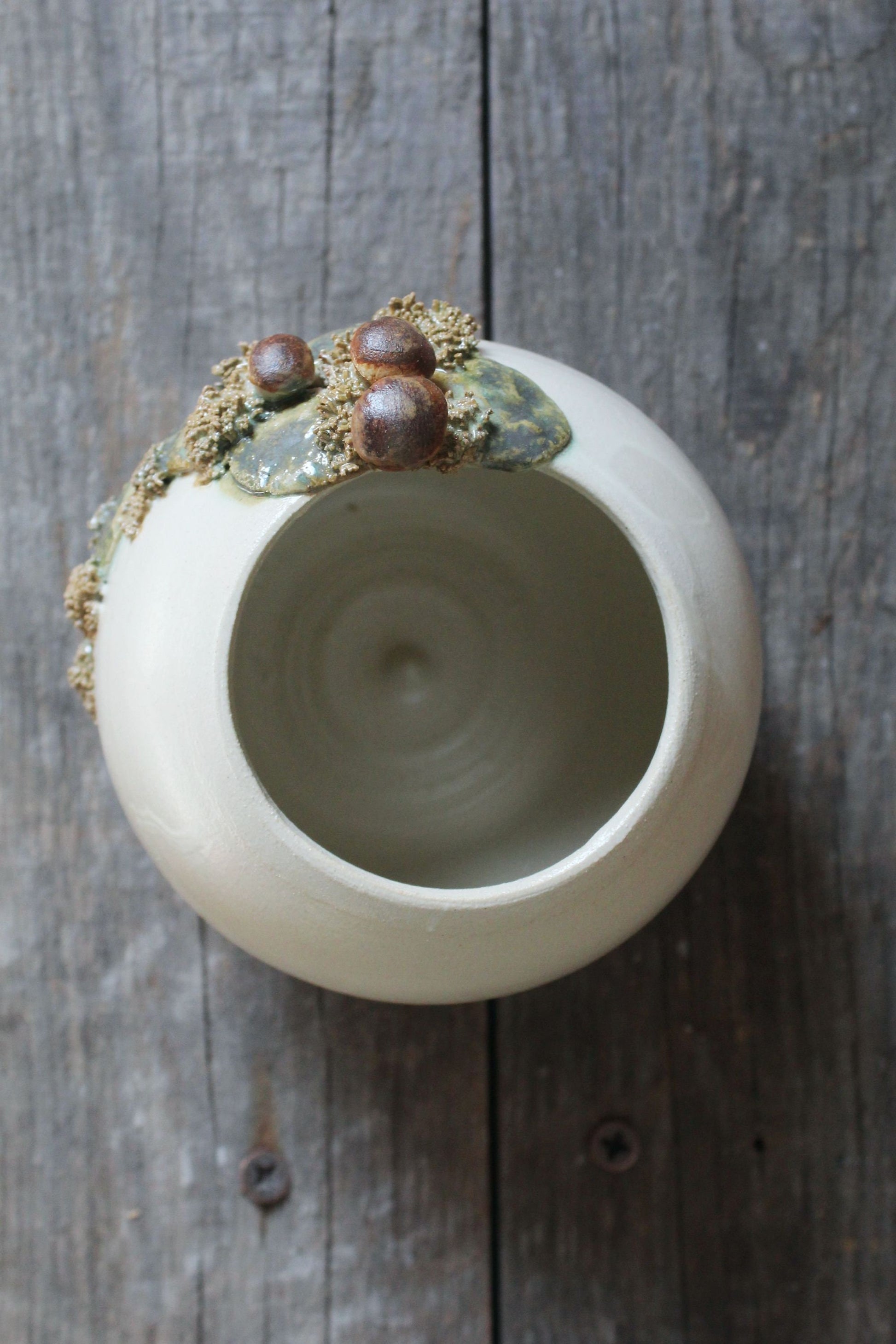 vaso in gres bianco con decorazione di boletus e muschio