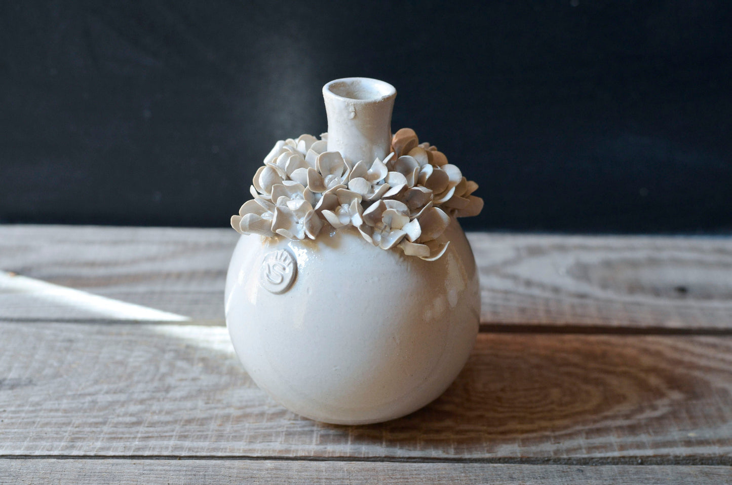 Vaso bottiglia romantico in gres bianco con fiorellini di ortensia, fatto a mano al tornio