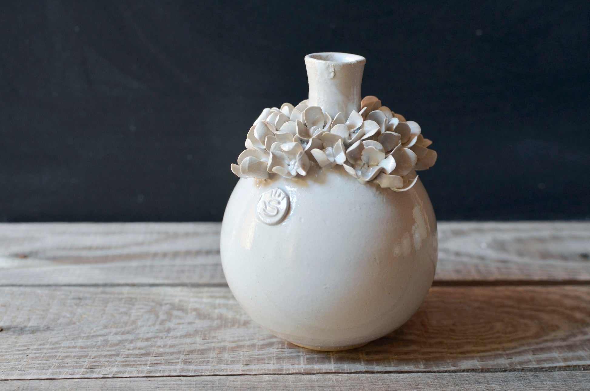 Vaso bottiglia romantico in gres bianco con fiorellini di ortensia, fatto a mano al tornio