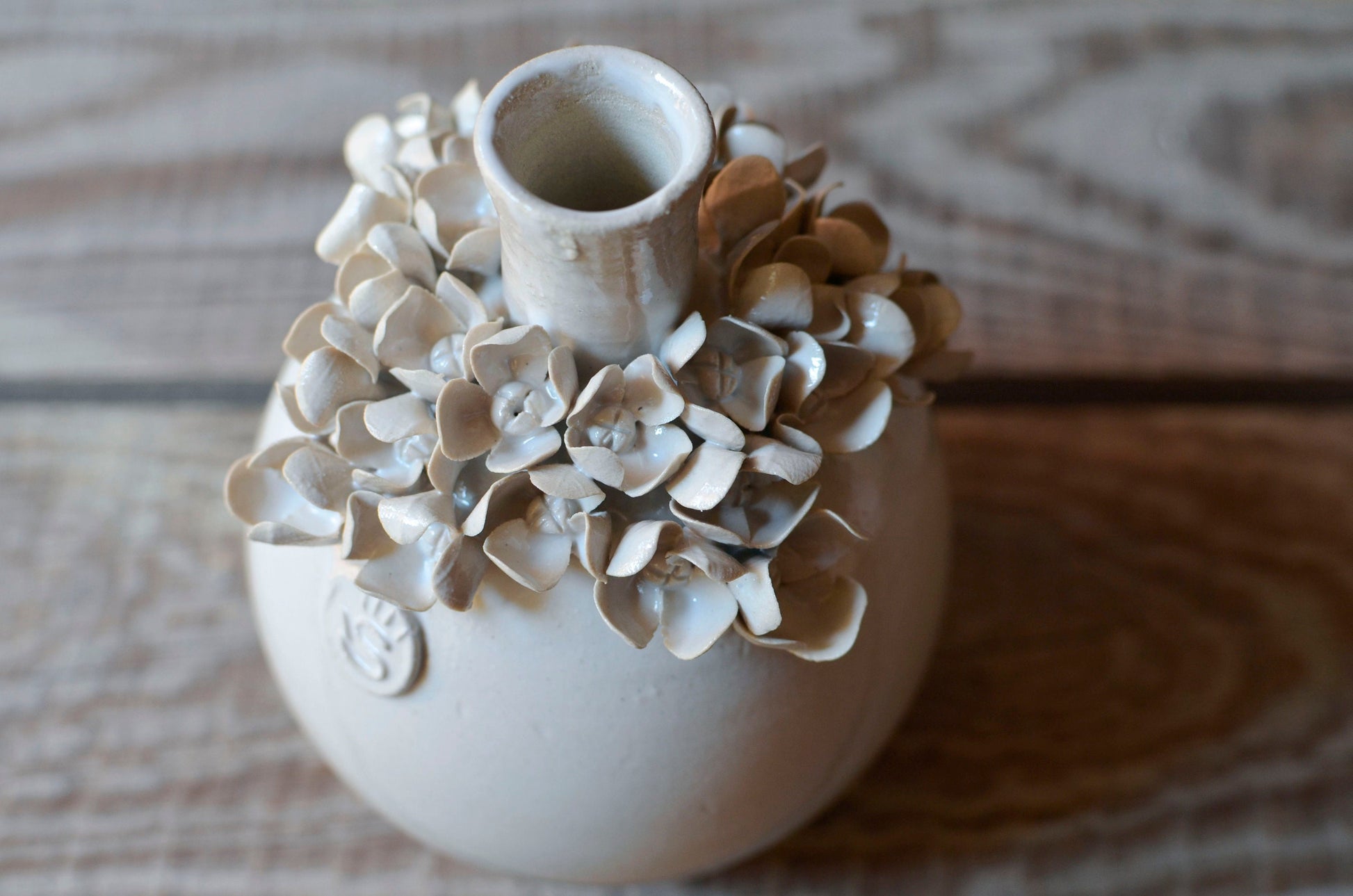 Vaso bottiglia romantico in gres bianco con fiorellini di ortensia, fatto a mano al tornio