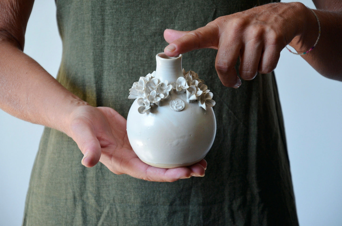 Vaso bottiglia romantico in gres bianco con fiorellini di ortensia, fatto a mano al tornio