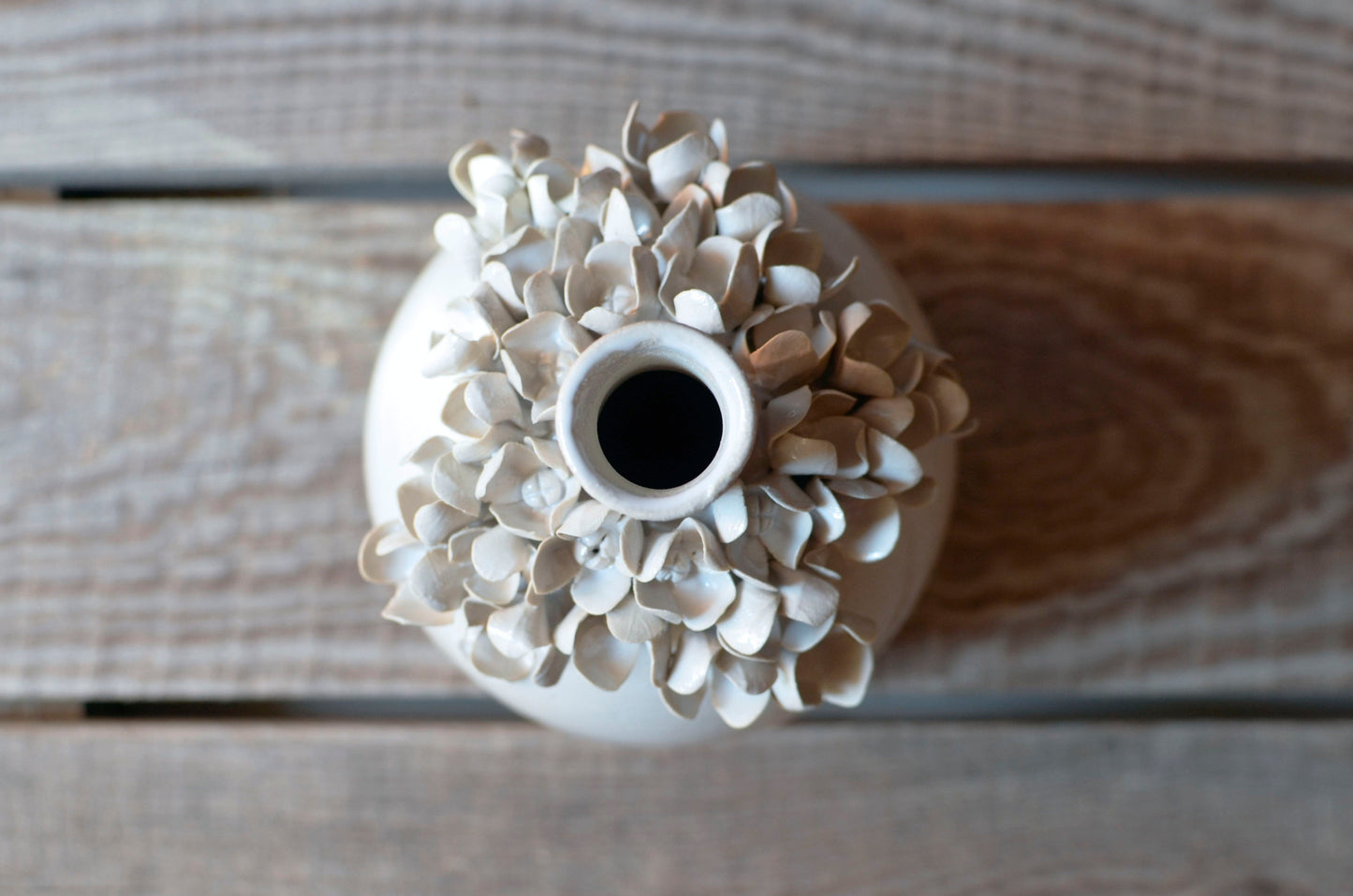 Vaso bottiglia romantico in gres bianco con fiorellini di ortensia, fatto a mano al tornio