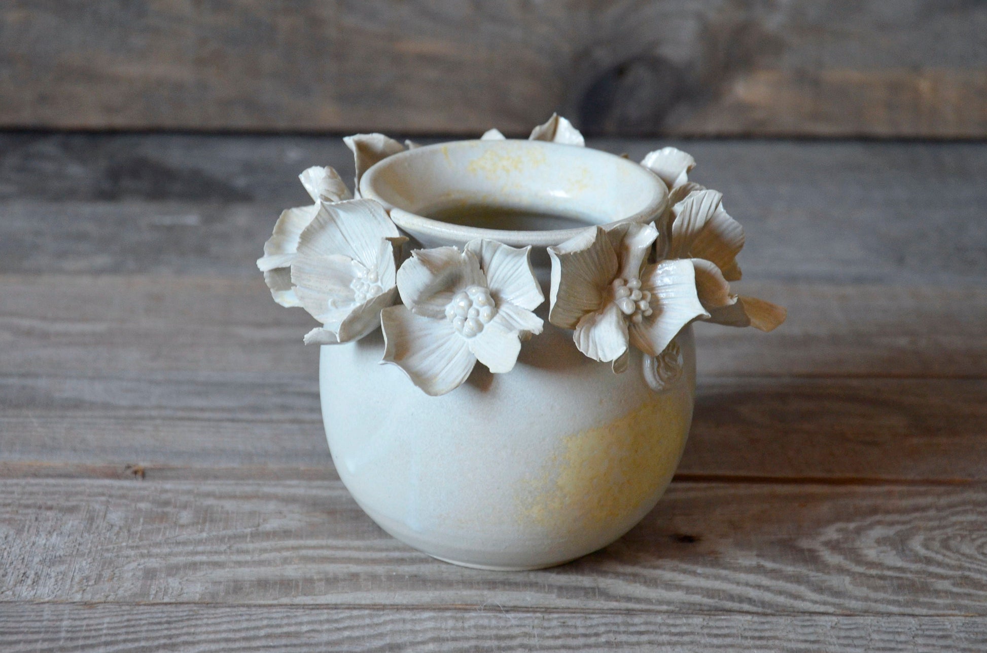 Vaso sferico in gres bianco avorio con fiori di Cornus, fatto a mano al tornio