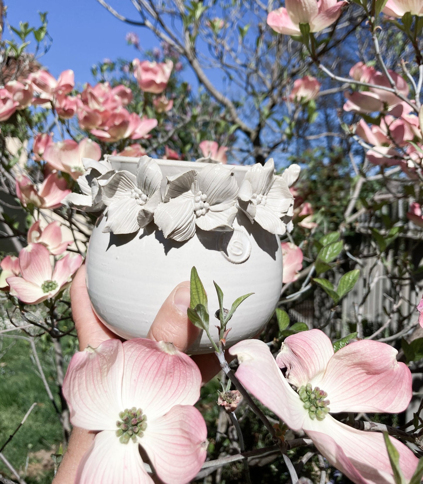 Vaso sferico in gres bianco avorio con fiori di Cornus, fatto a mano al tornio