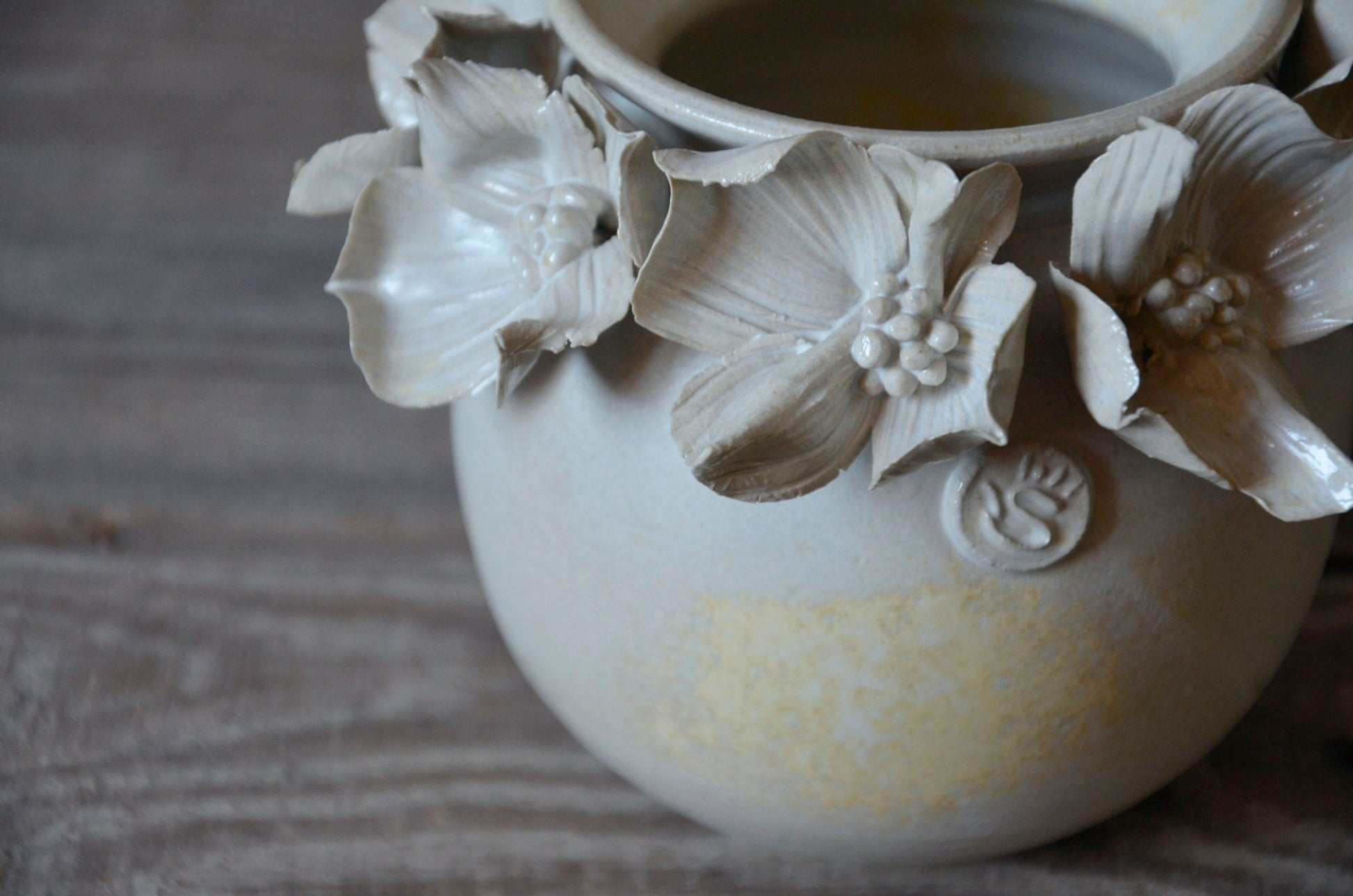 Vaso sferico in gres bianco avorio con fiori di Cornus, fatto a mano al tornio