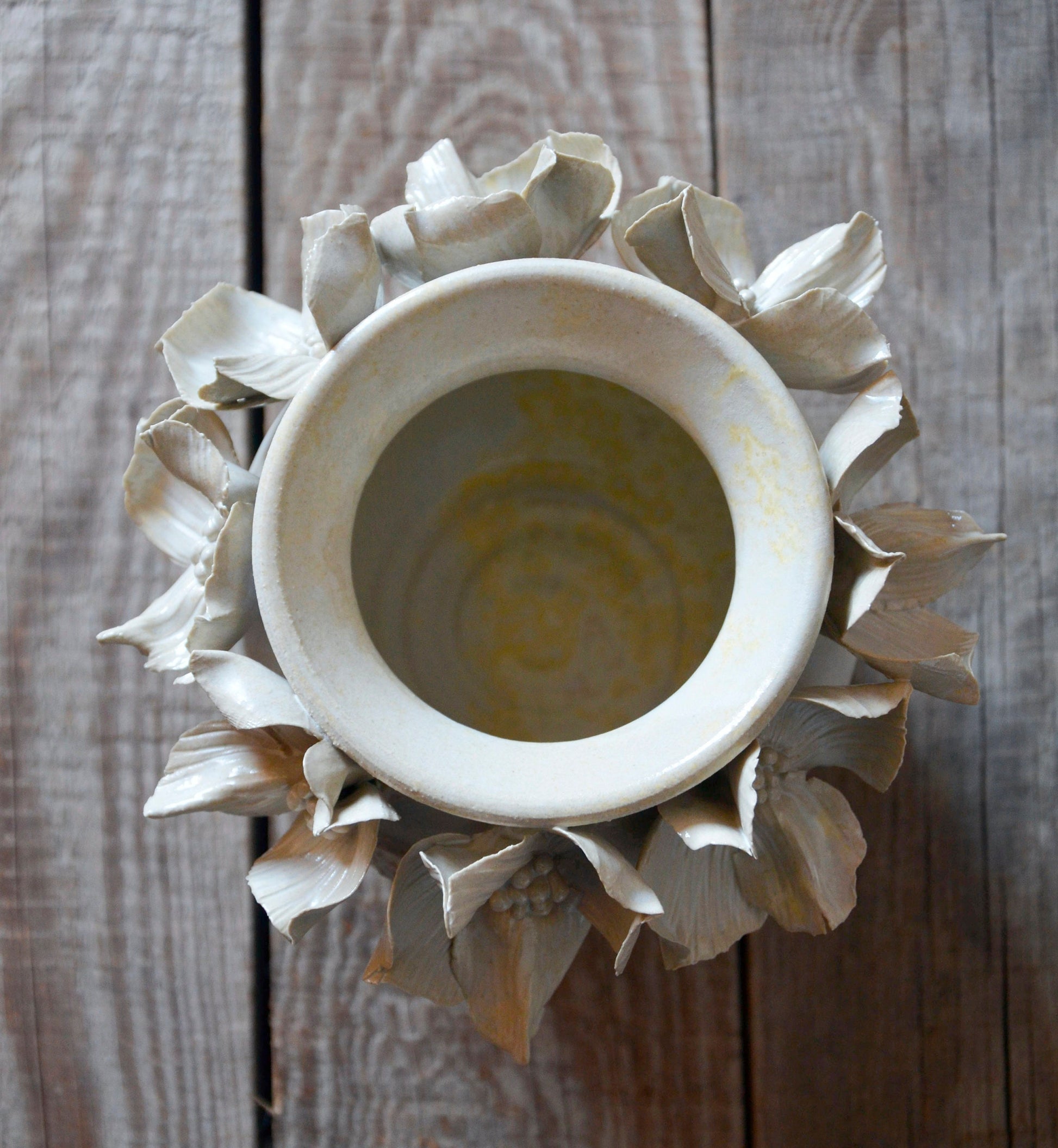 Vaso sferico in gres bianco avorio con fiori di Cornus, fatto a mano al tornio