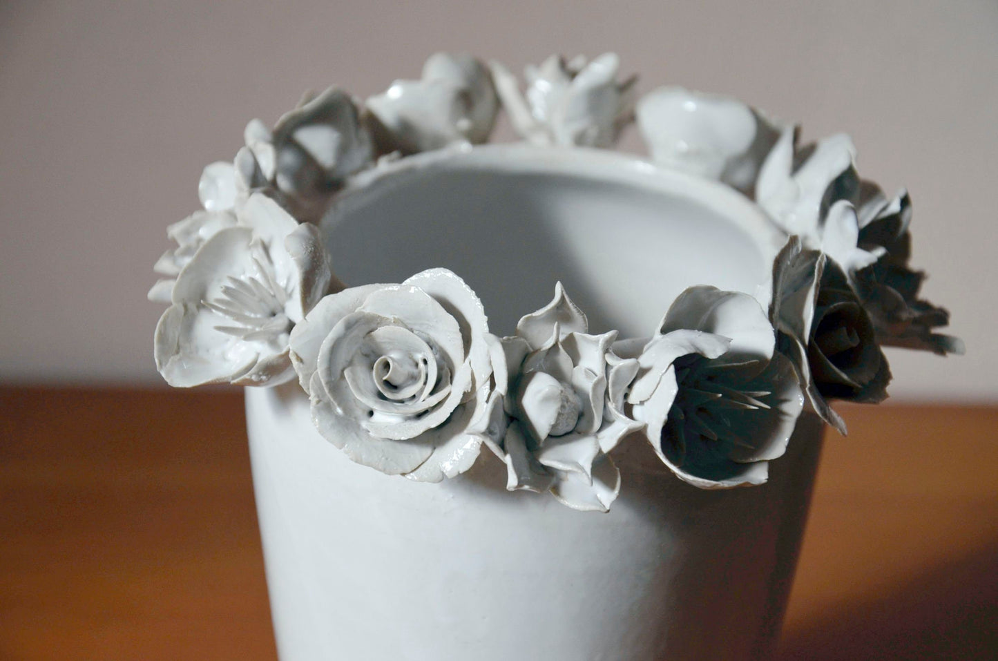 Vaso alto bianco in gres con una corolla di fiori misti sulla sommità