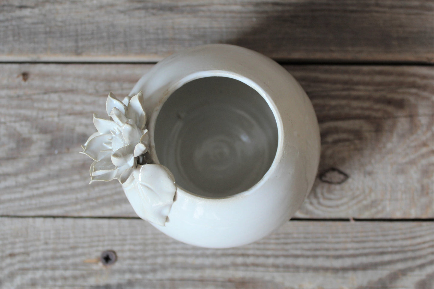 vaso sferico bianco in gres con fiore e foglia di ninfea