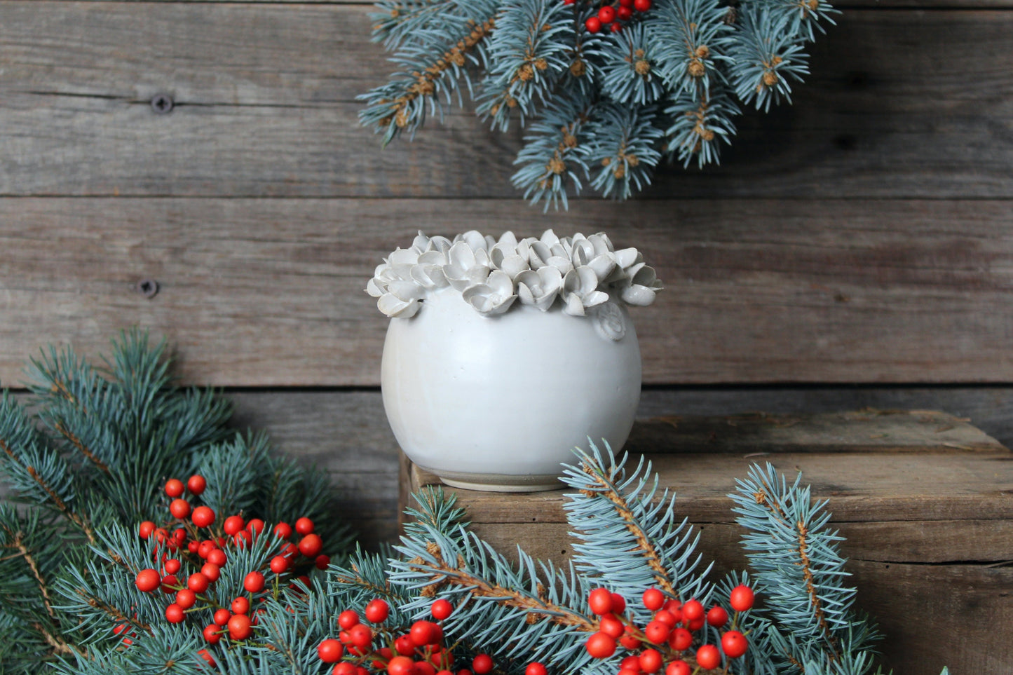 vaso sferico in gres bianco con fiori di ortensia