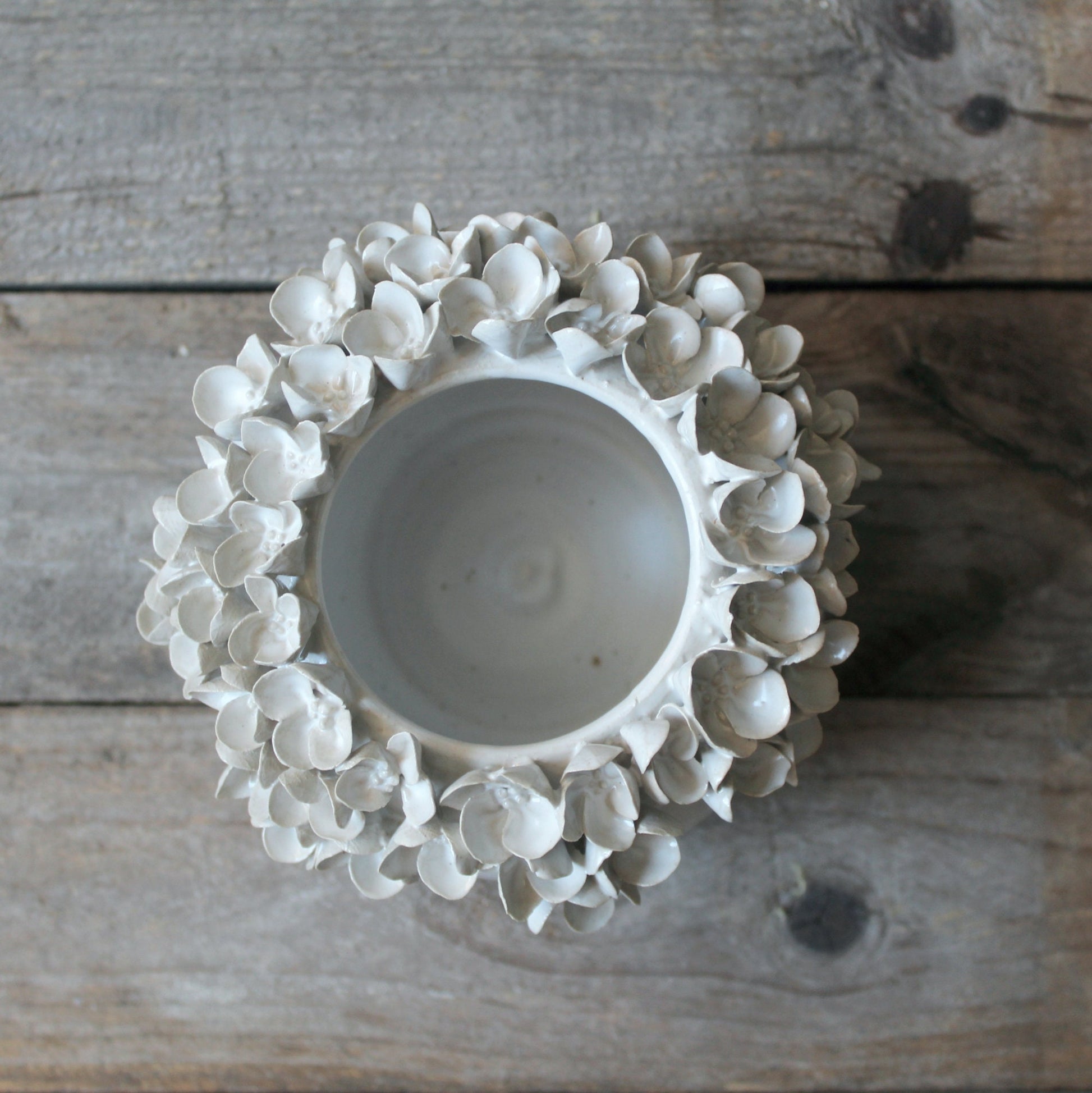 vaso sferico in gres bianco con fiori di ortensia