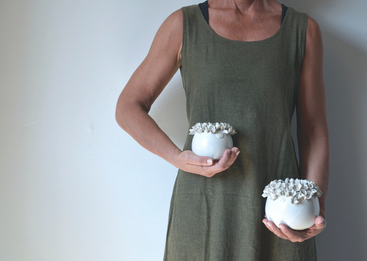 vaso sferico in gres bianco con fiori di ortensia