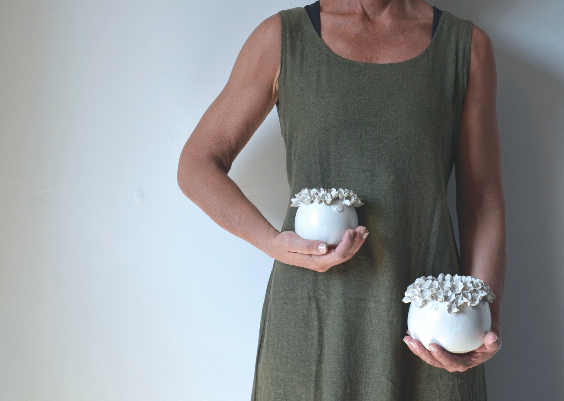 vaso sferico in gres bianco con fiori di ortensia