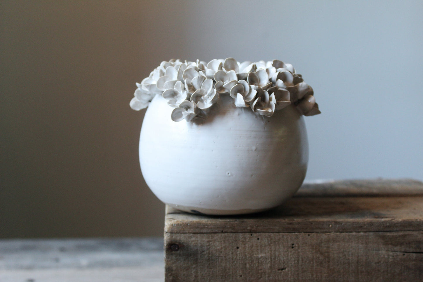 vaso sferico in gres bianco con fiori di ortensia