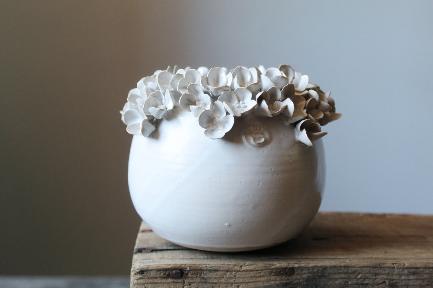 vaso sferico in gres bianco con fiori di ortensia