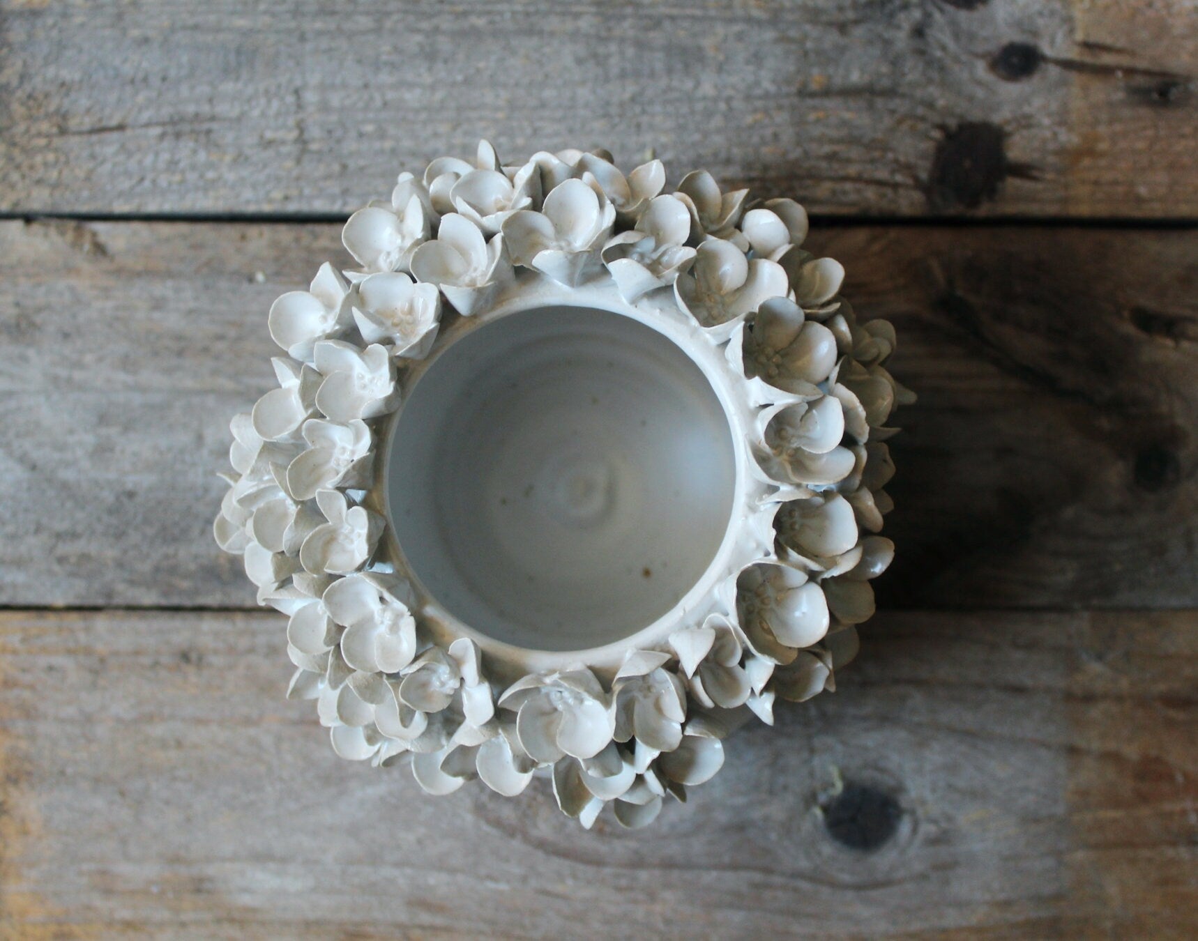 vaso sferico in gres bianco con fiori di ortensia