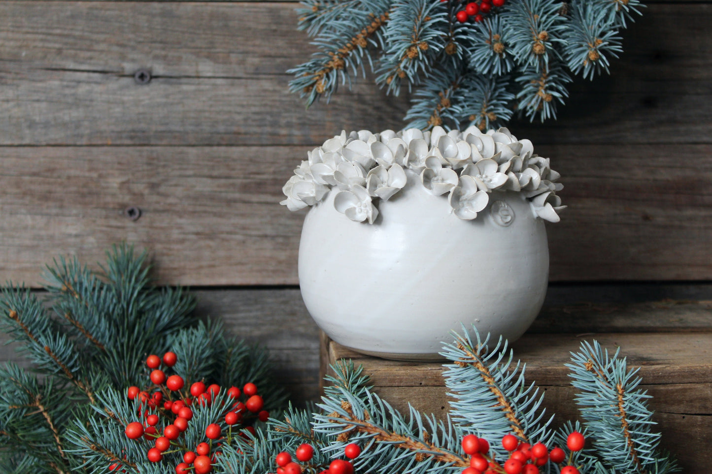 vaso sferico in gres bianco con fiori di ortensia