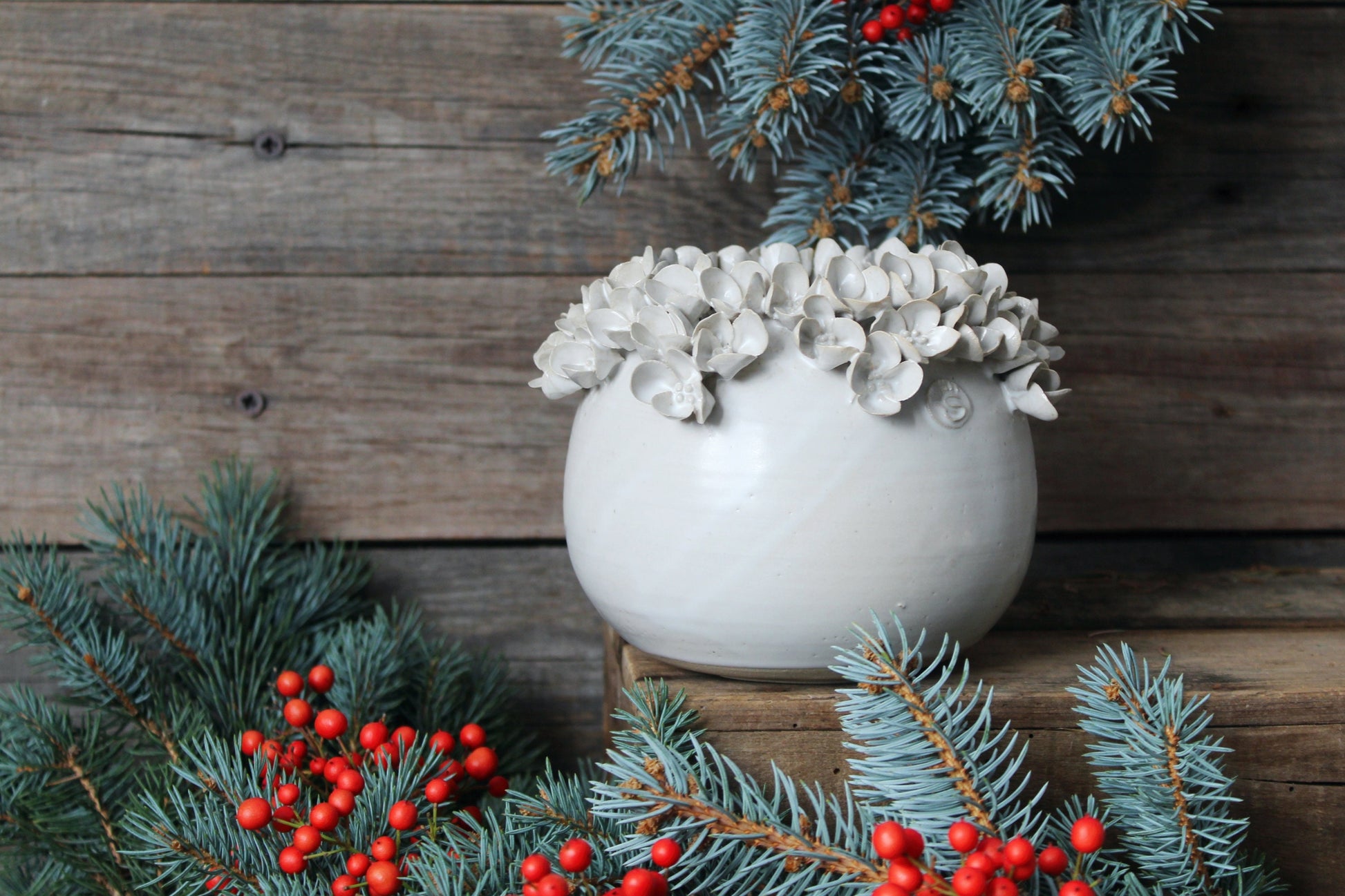 vaso sferico in gres bianco con fiori di ortensia
