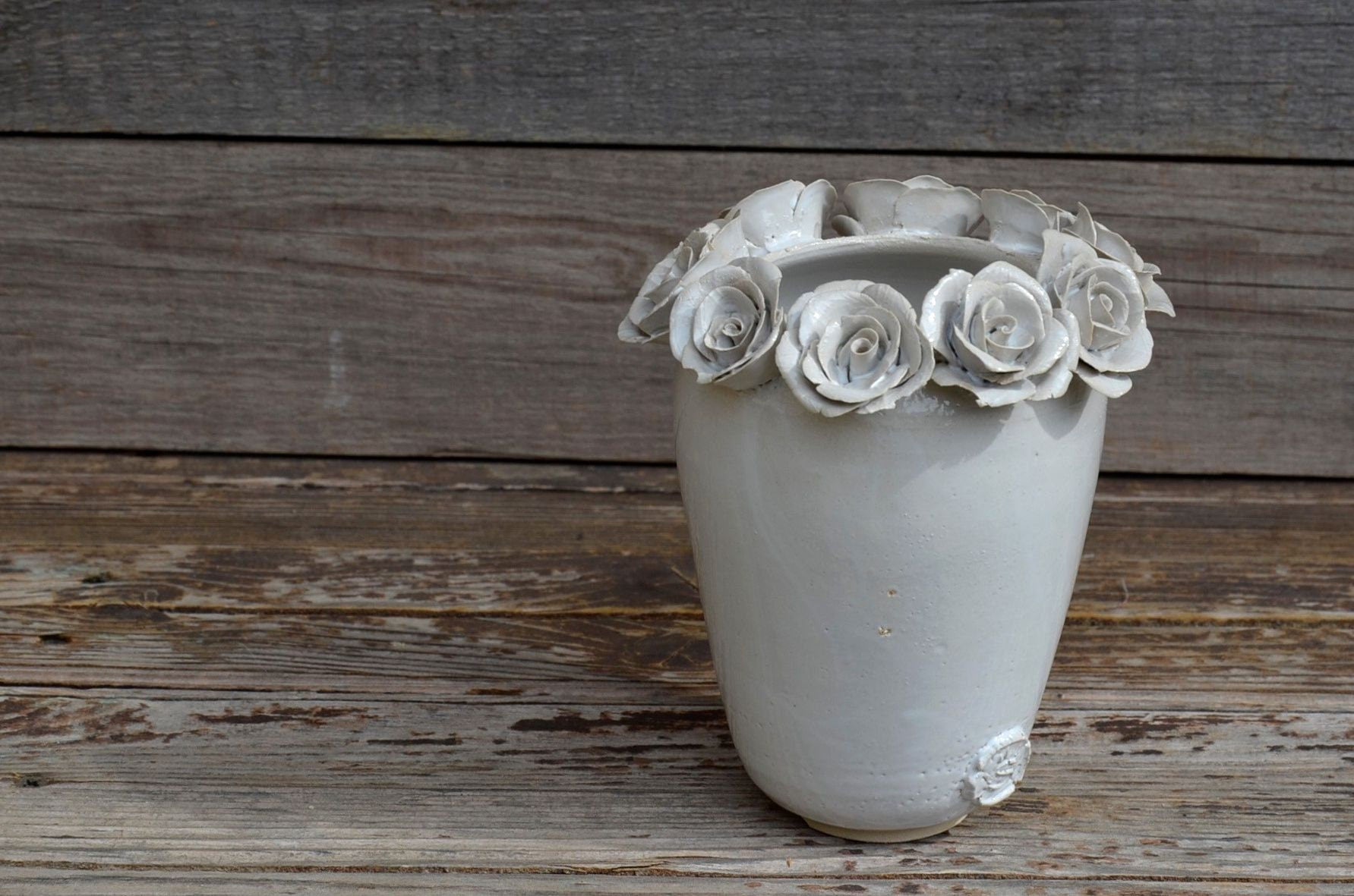 Vaso romantico in gres bianco con rose bianche applicate, fatto a mano al tornio