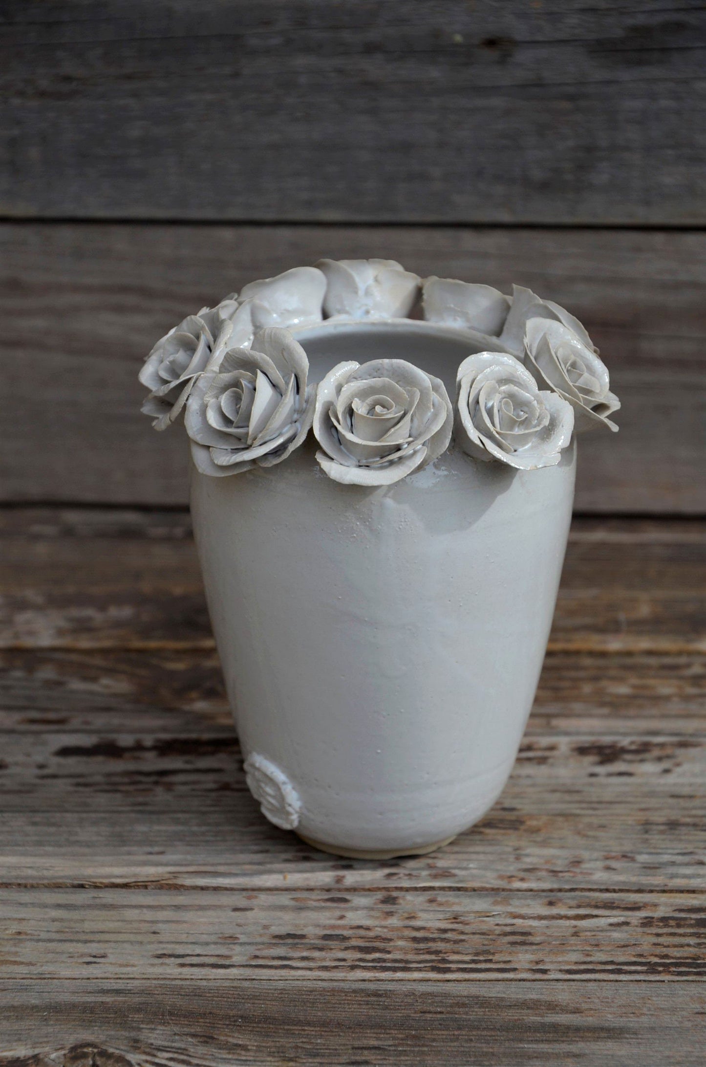 Vaso romantico in gres bianco con rose bianche applicate, fatto a mano al tornio