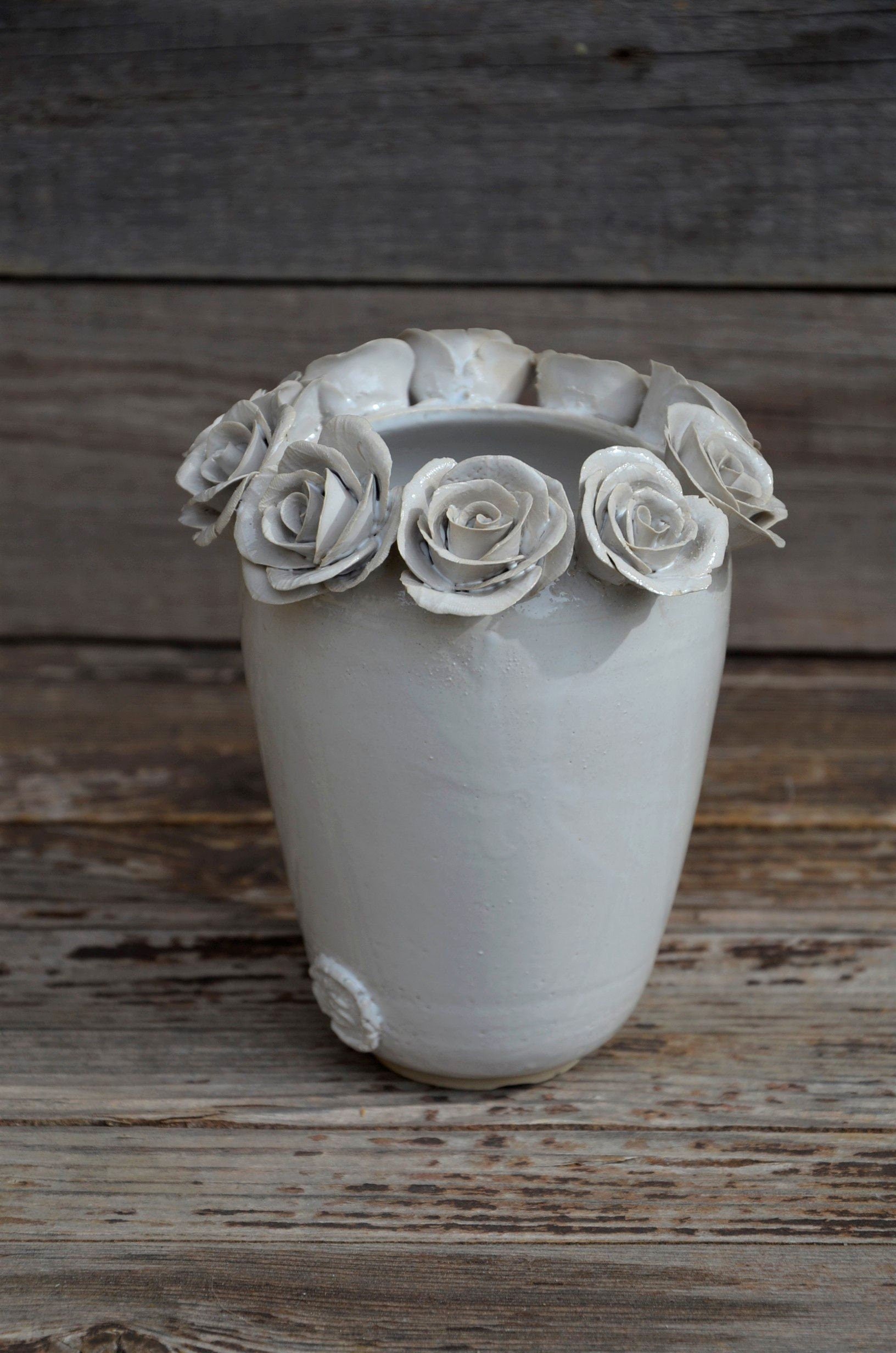 Vaso romantico in gres bianco con rose bianche applicate, fatto a mano al tornio