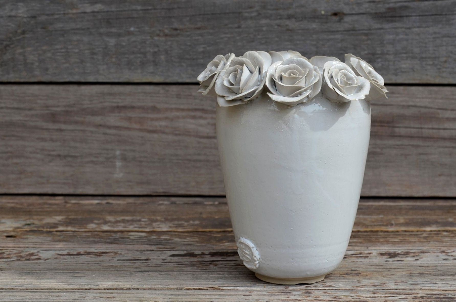Vaso romantico in gres bianco con rose bianche applicate, fatto a mano al tornio