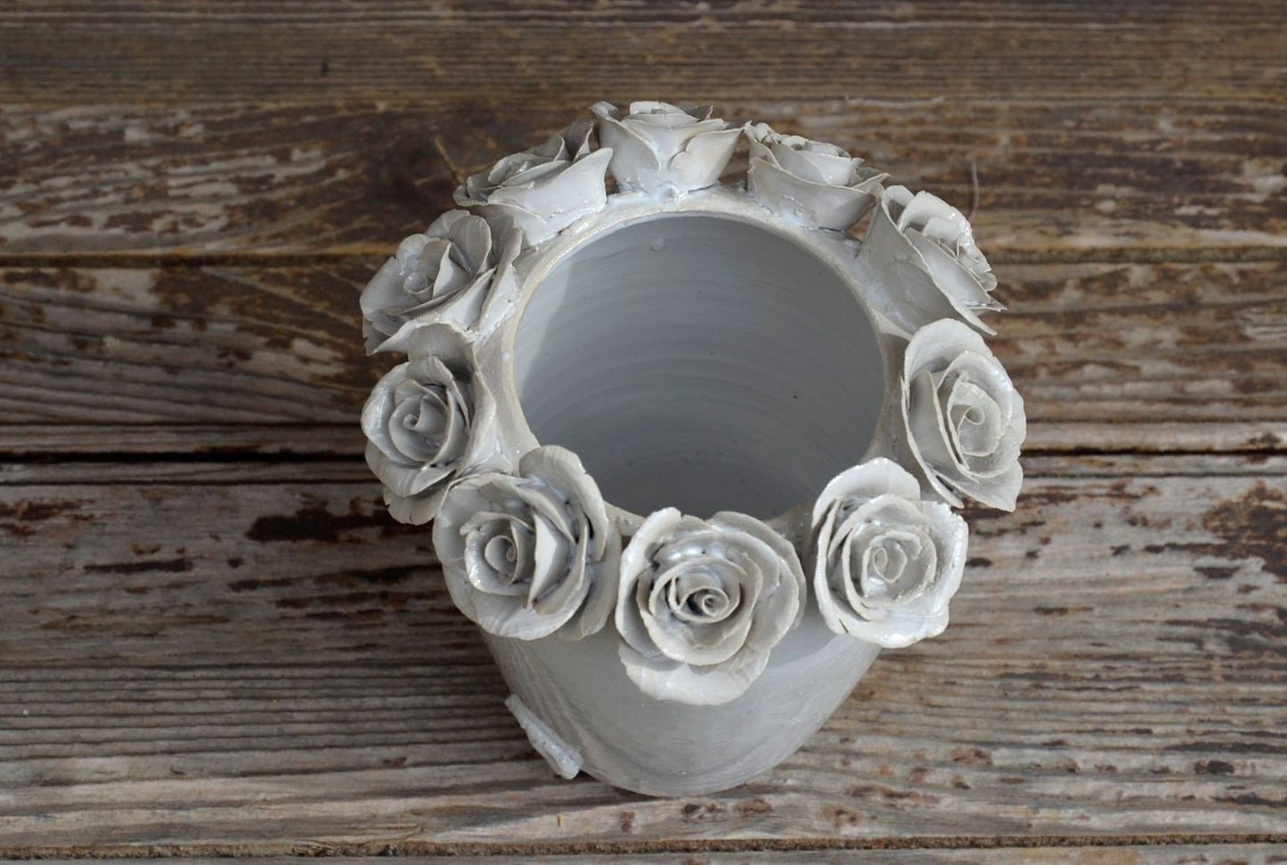 Vaso romantico in gres bianco con rose bianche applicate, fatto a mano al tornio