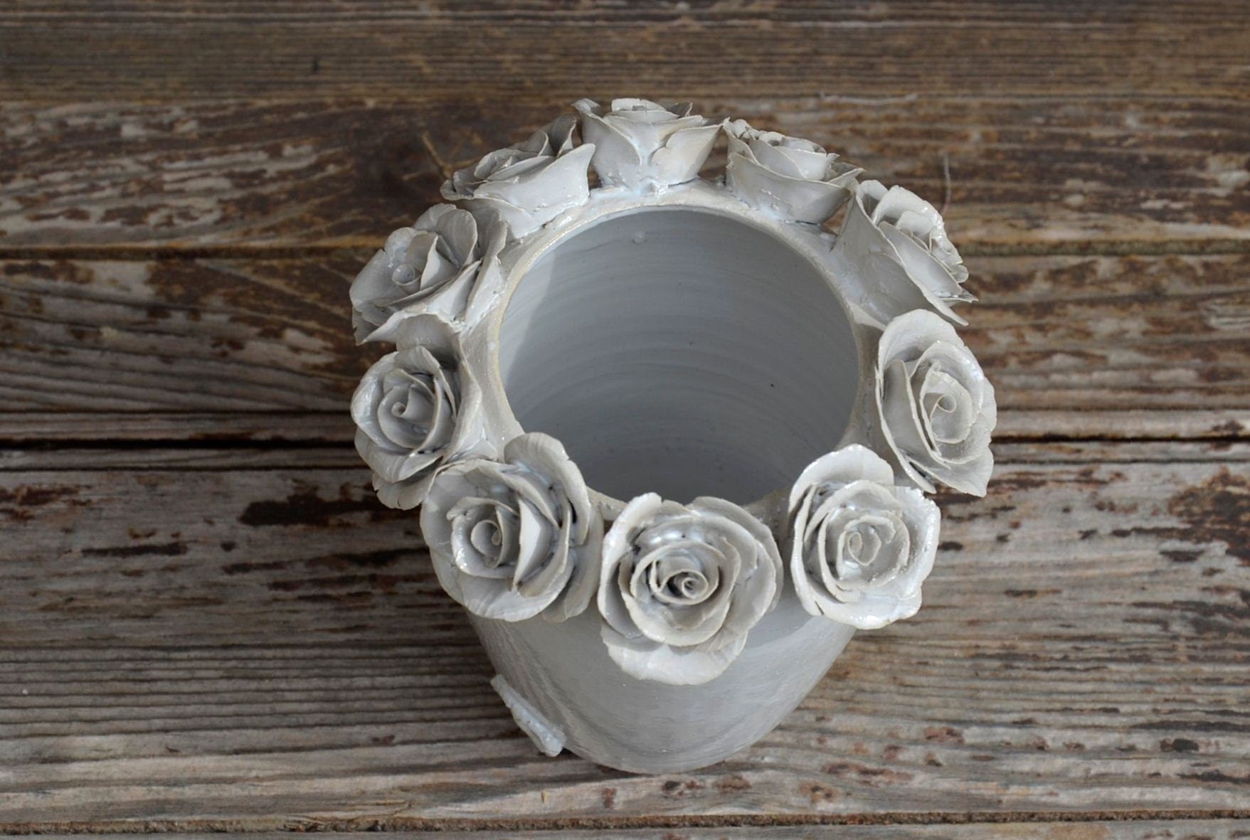 Vaso romantico in gres bianco con rose bianche applicate, fatto a mano al tornio