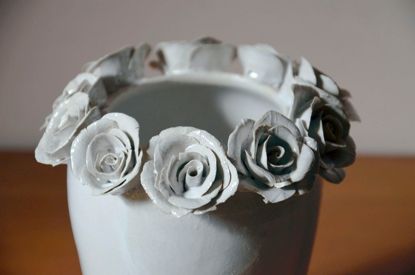 Vaso romantico in gres bianco con rose bianche applicate, fatto a mano al tornio
