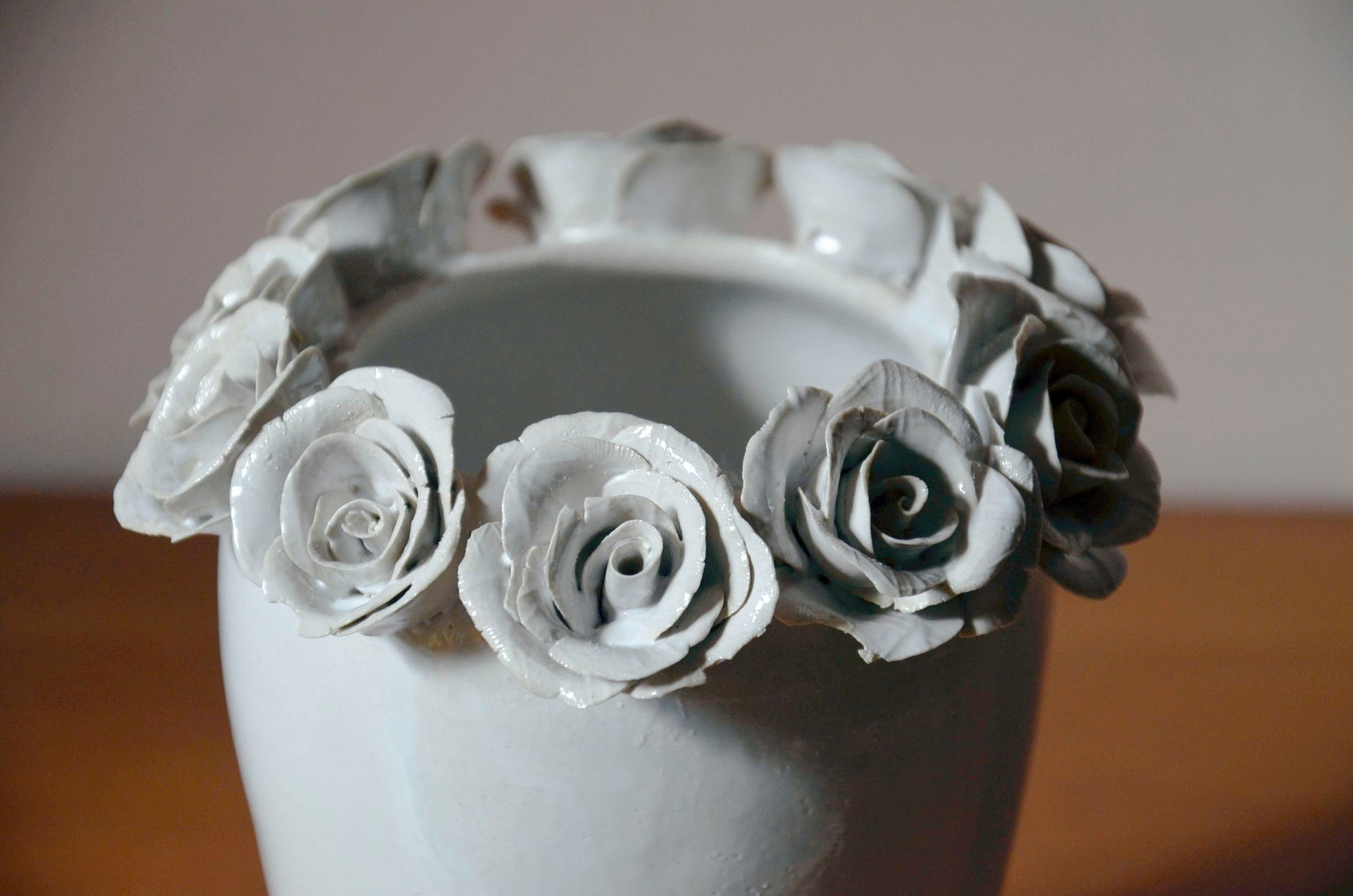 Vaso romantico in gres bianco con rose bianche applicate, fatto a mano al tornio