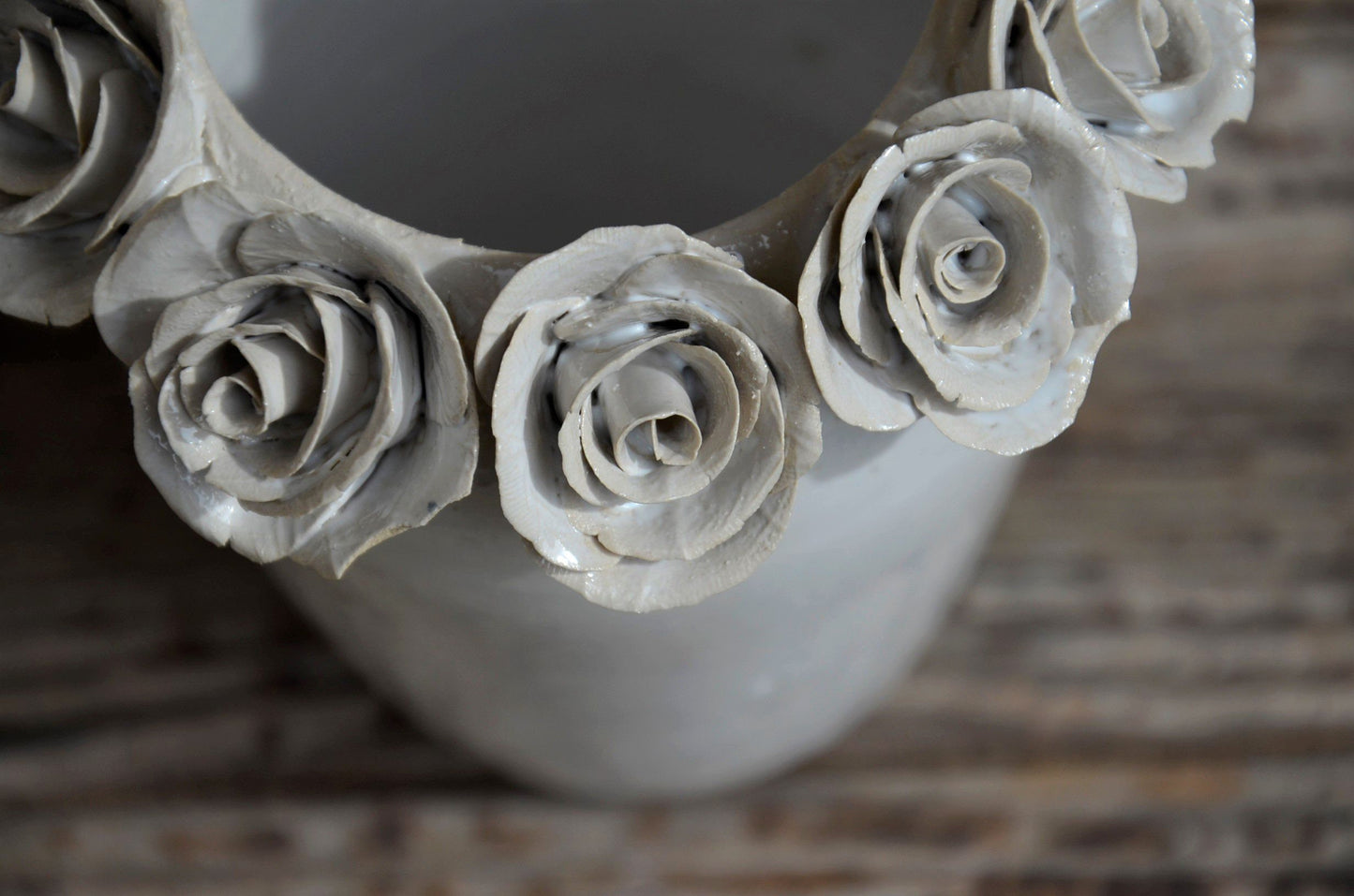 Vaso romantico in gres bianco con rose bianche applicate, fatto a mano al tornio