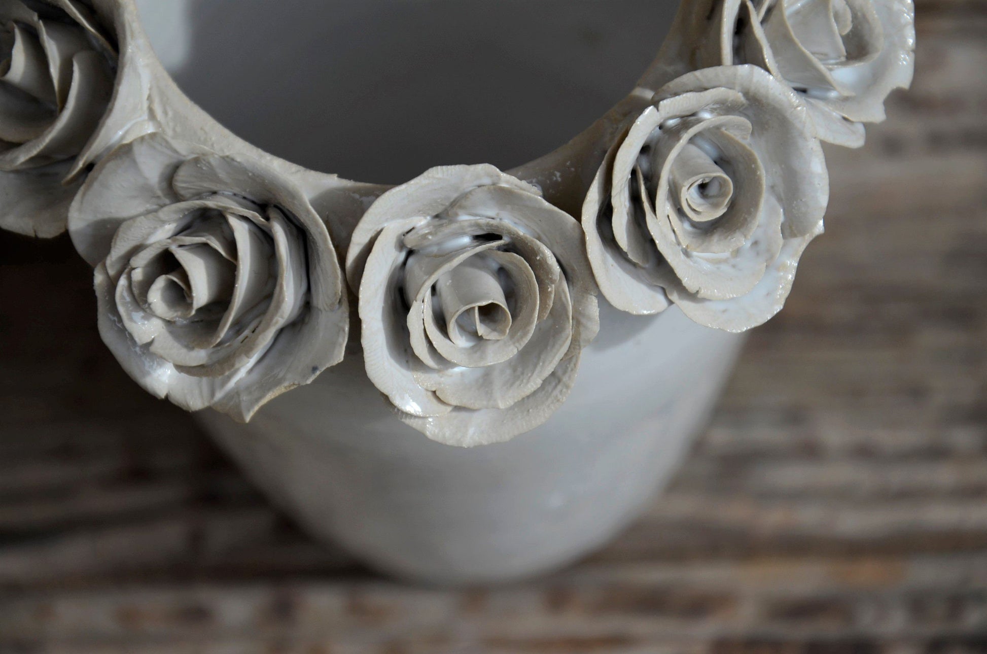 Vaso romantico in gres bianco con rose bianche applicate, fatto a mano al tornio