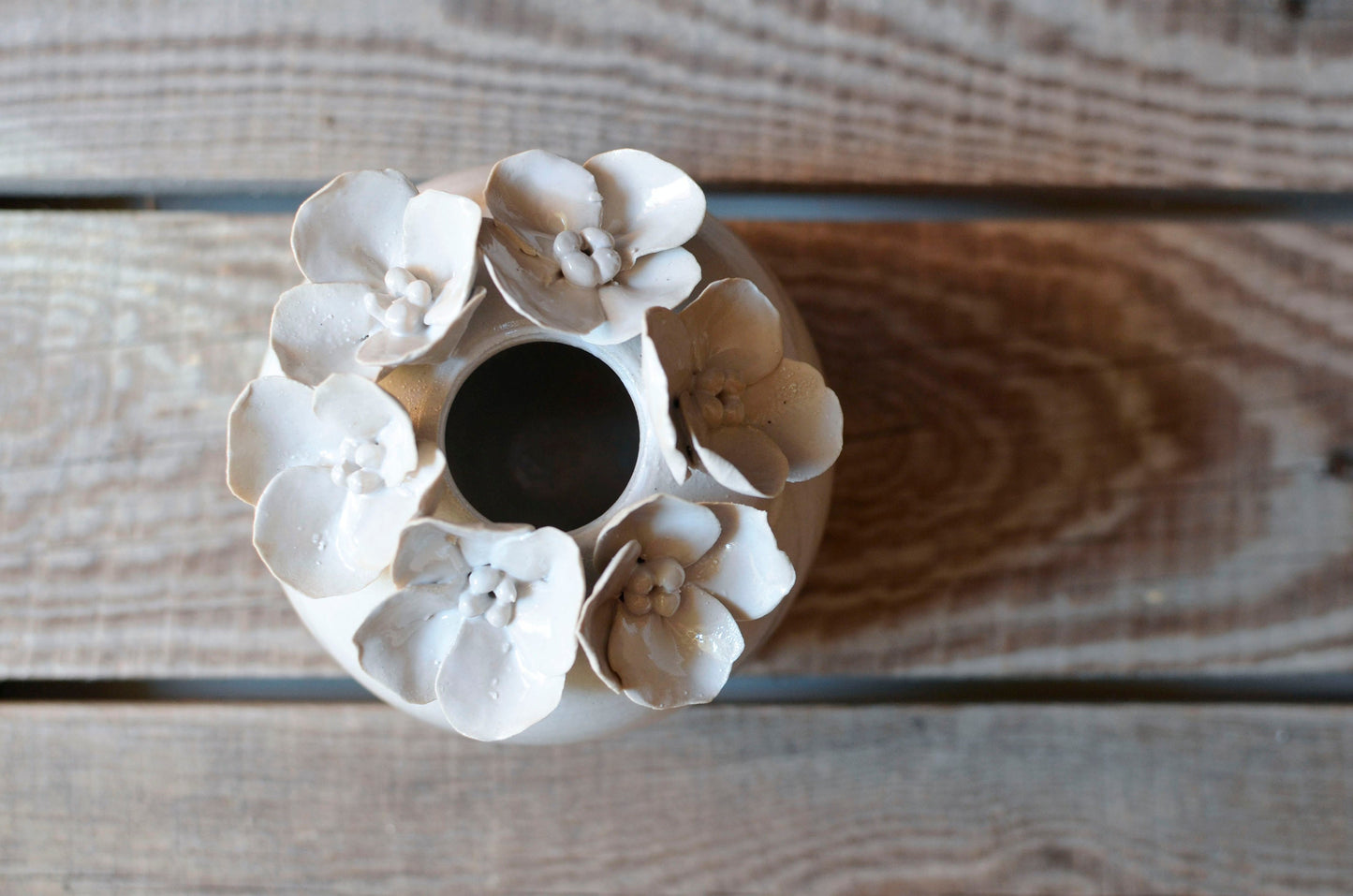 vaso sferico con fiori a quattro petali 