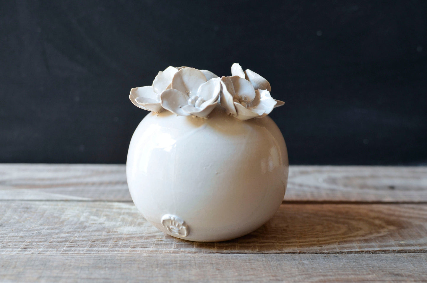 vaso sferico con fiori a quattro petali 