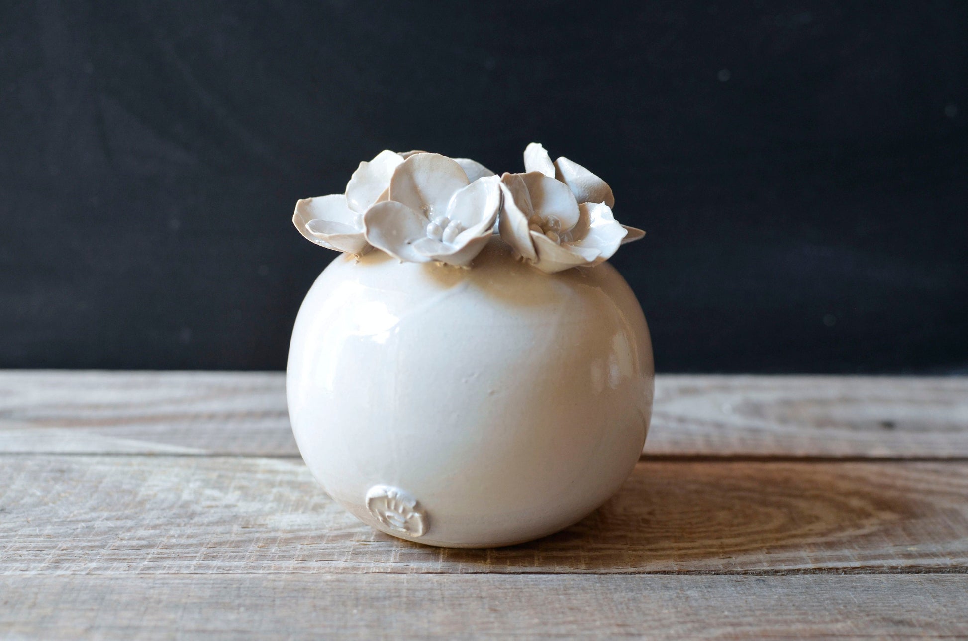 vaso sferico con fiori a quattro petali 
