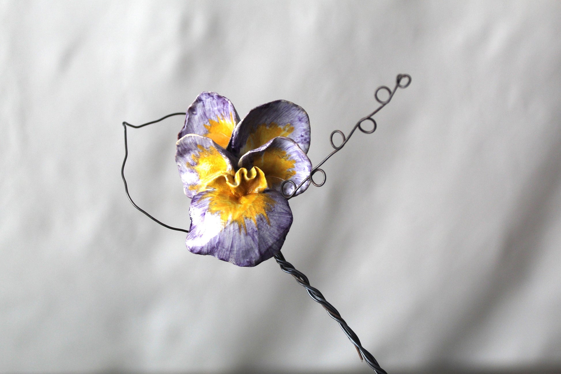 fiore in ceramica con stelo e foglie in fil di ferro